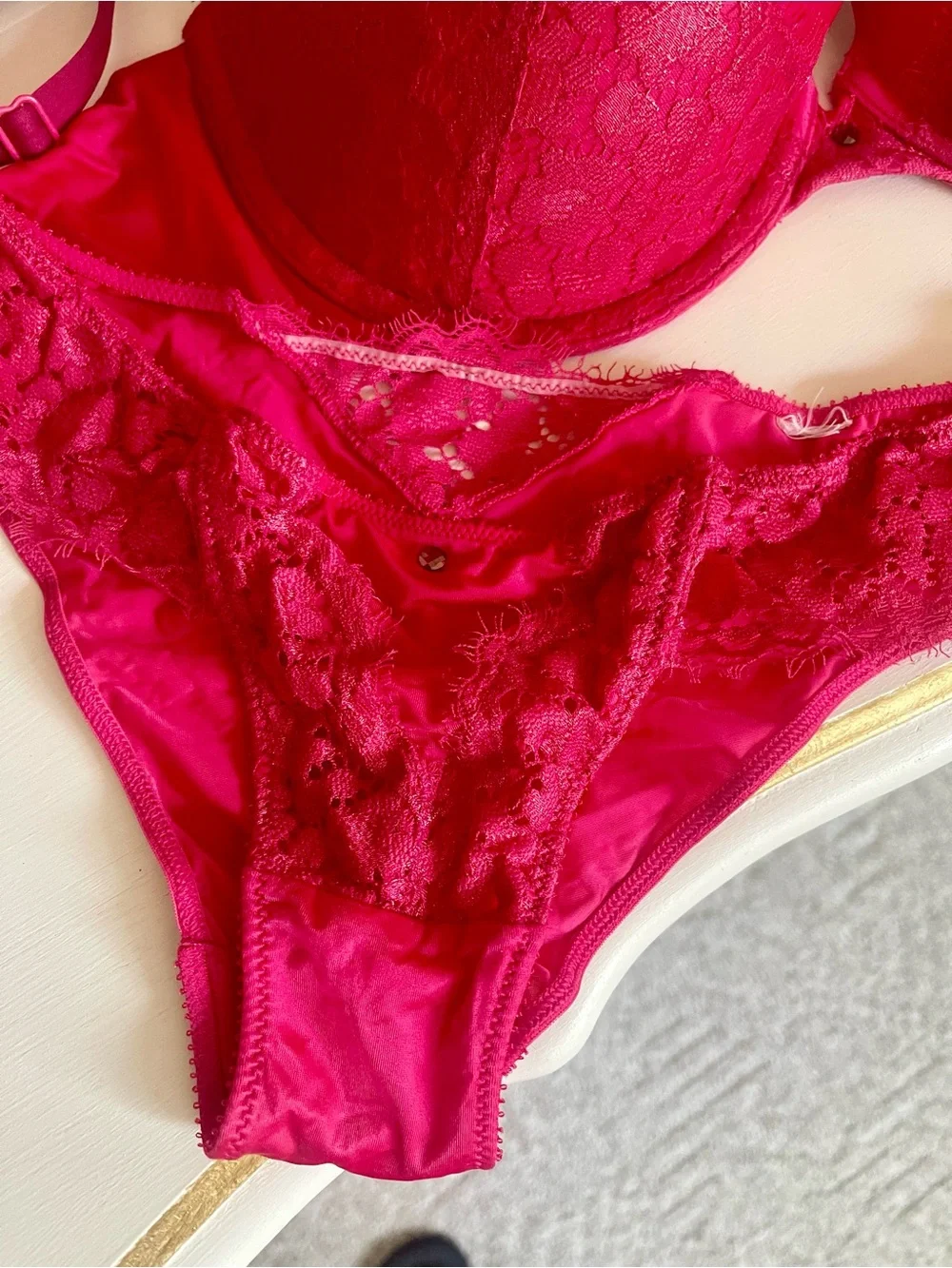 Victorias Secret Red Lace Satin Push-Up Bra & Bikini Panty Set 32DD & Small